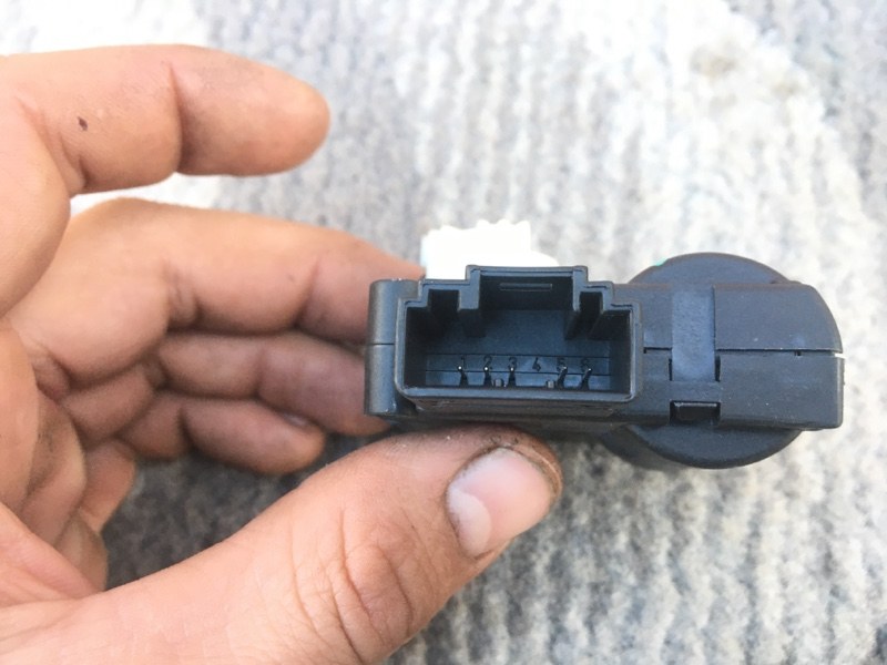 Моторчик заслонки отопителя печки на Audi A6 C6 4F / Ауди А6 С6 2006-2012г.\nОригинал.\nВ отличном состоянии, рабочий.\nГарантия на установку и проверку.\nОтправим в регионы ТК.\nПрименимость:\nAudi A6 [C6,4F] 2004-2011\nAudi Allroad quattro 2006-2012\nAu
