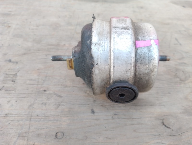Опора подушка двигателя левая на Audi A4 B7 / Ауди А4 Б7 2005-2007г. С двигателя 2.0 BWE 2006г пробег 98000 км.\nОригинал. В отличном состоянии. Без дефектов. Гарантия на установку и проверку.\nКонтрактная запчасть из Японии, пробег 98000 км. Отправим в р