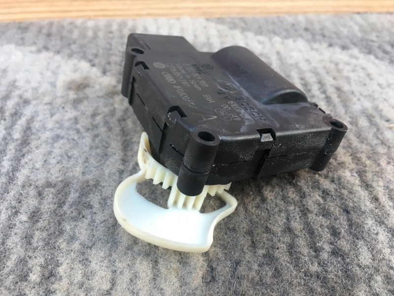 Моторчик заслонки отопителя печки на Audi A6 C6 4F / Ауди А6 С6 2006-2012г.\nОригинал.\nВ отличном состоянии, рабочий.\nГарантия на установку и проверку.\nОтправим в регионы ТК.\nПрименимость:\nAudi A6 [C6,4F] 2004-2011\nAudi Allroad quattro 2006-2012\nAu