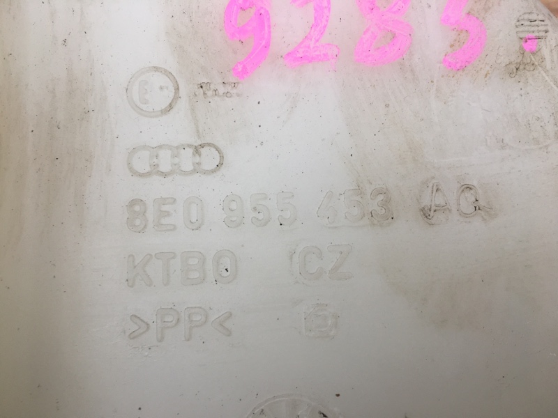 Бачок омывателя лобового стекла на Audi A4 B6 / Ауди А4 Б6 2000-2004г. Оригинал. В отличном состоянии. Без дефектов. Контрактная запчасть из Японии. Отправим в регионы ТК.