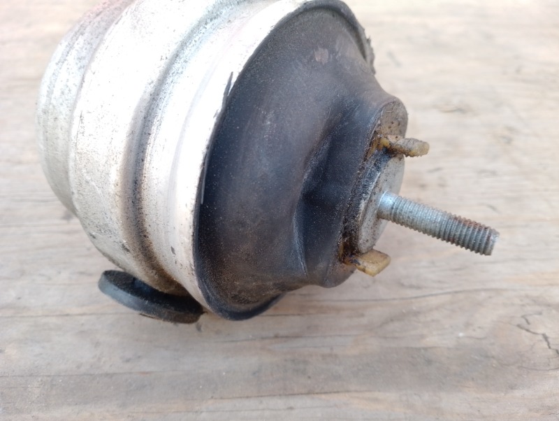 Опора подушка двигателя левая на Audi A4 B7 / Ауди А4 Б7 2005-2007г. С двигателя 2.0 BWE 2006г пробег 98000 км.\nОригинал. В отличном состоянии. Без дефектов. Гарантия на установку и проверку.\nКонтрактная запчасть из Японии, пробег 98000 км. Отправим в р