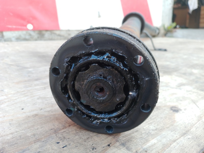 Вал карданный кардан на Audi A4 B8 / Ауди А4 Б8 2007-2015г.\nС двигателя  2.0 TFSI CDN. Пробег 64300 км по Японии.\nОригинал.\nВ хорошем состоянии. Есть незначительные следы коррозии.\nГарантия на установку и проверку.\nКонтрактная запчасть из Японии. \nО