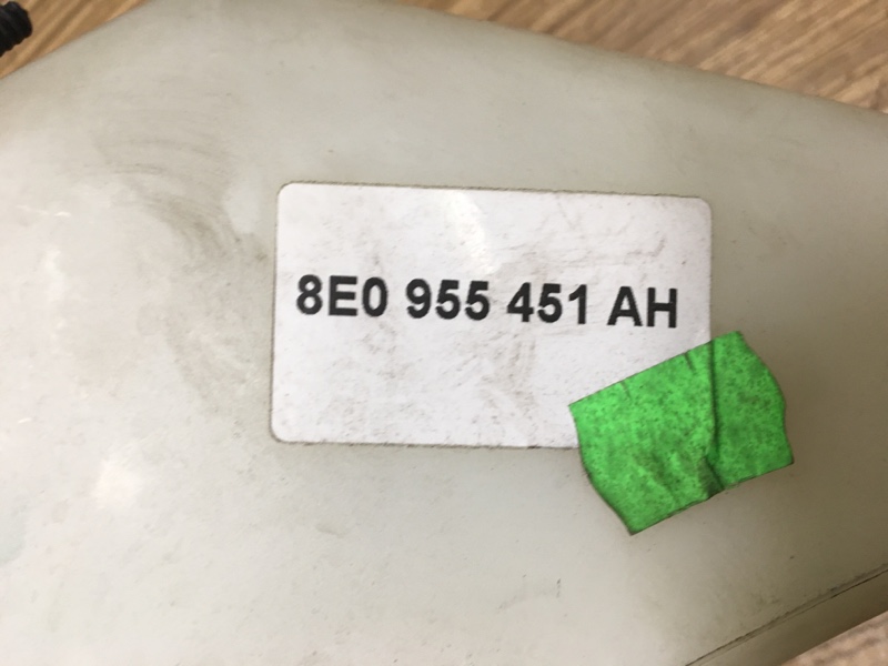 Бачок омывателя лобового стекла на Audi A4 B6 / Ауди А4 Б6 2000-2004г. \nВ комплекте моторчик.\nОригинал. \nВ отличном состоянии. Без дефектов. \nКонтрактная запчасть из Японии. \nОтправим в регионы ТК.