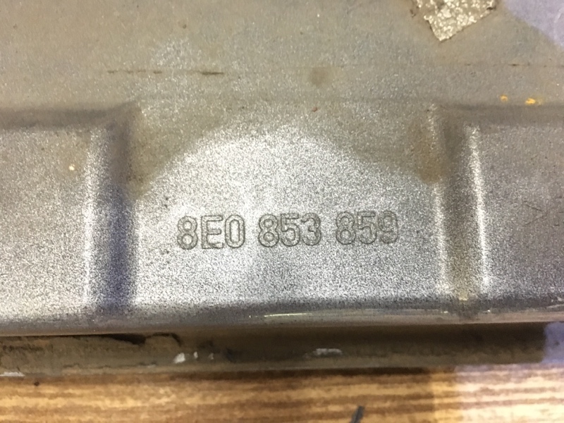 Накладка на порог левая на Audi A4 B6 / Ауди А4 Б6 2000-2006г. Оригинал. В отличном состоянии. Без дефектов. Контрактная запчасть из Японии. Отправим в регионы ТК.