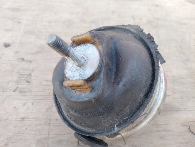 Опора подушка двигателя левая на Audi A4 B7 / Ауди А4 Б7 2005-2007г. С двигателя 2.0 BWE 2006г пробег 98000 км.\nОригинал. В отличном состоянии. Без дефектов. Гарантия на установку и проверку.\nКонтрактная запчасть из Японии, пробег 98000 км. Отправим в р