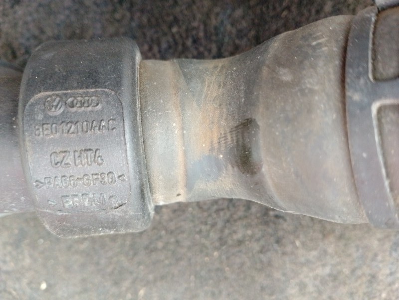 Патрубок охлаждения радиатора на Audi A4 B7 / Ауди А4 Б7 2005-2007г.\nС двигателя 3.2 AUK 2005г пробег 29000 км.\nОригинал.\nВ отличном состоянии. Без дефектов и повреждений.\nГарантия на установку и проверку.\nКонтрактная запчасть из Японии.\nОтправим в 