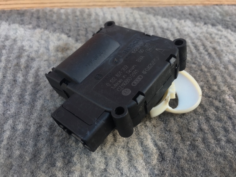 Моторчик заслонки отопителя печки на Audi A6 C6 4F / Ауди А6 С6 2006-2012г.\nОригинал.\nВ отличном состоянии, рабочий.\nГарантия на установку и проверку.\nОтправим в регионы ТК.\nПрименимость:\nAudi A6 [C6,4F] 2004-2011\nAudi Allroad quattro 2006-2012\nAu