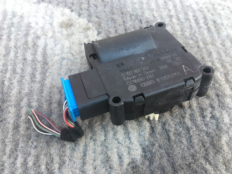 Моторчик заслонки отопителя печки на Audi A6 C6 4F / Ауди А6 С6 2006-2012г.\nОригинал.\nВ отличном состоянии, рабочий.\nГарантия на установку и проверку.\nОтправим в регионы ТК.\nПрименимость:\nAudi A6 [C6,4F] 2004-2011\nAudi Allroad quattro 2006-2012\nAu