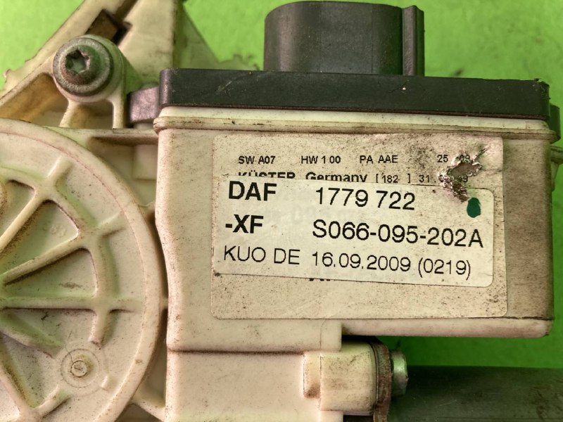 Стеклоподъемник двери DAF XF105