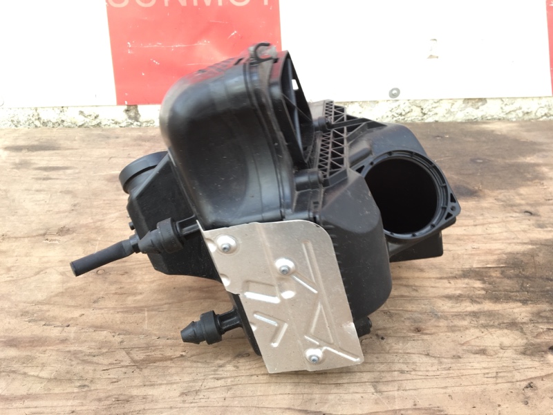 Корпус воздушного фильтра на Audi A4 B8 / Ауди А4 Б8 2007-2015г.\nОригинал. \nВ отличном состоянии. Без дефектов. \nКонтрактная запчасть из Японии.\nОтправим в регионы ТК.\nПрименимость:\nAudi A4 [B8] 2007-2015\nAudi A4 [B8] Allroad 2009-2015\nAudi A5/S5 