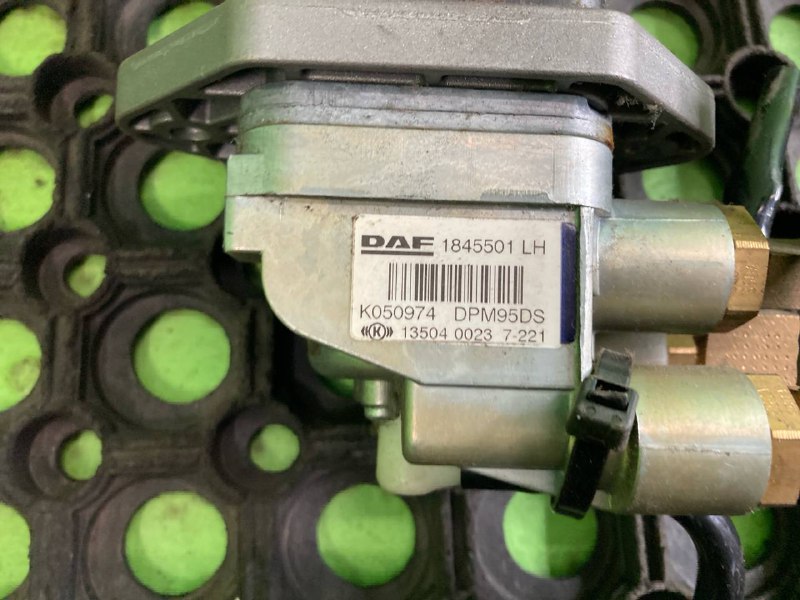 Кран ручного тормоза DAF XF106