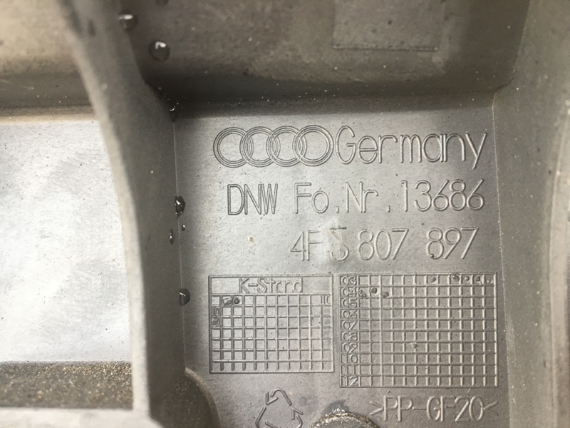 Кронштейн направляющая заднего бампера левая\nна Audi A6 C6 4F / Ауди А6 С6 2006-2012г.\nОригинал.\nВ отличном состоянии.\nЦелый. Без дефектов.\nКонтрактная запчасть из Японии.\nОтправим в регионы ТК.