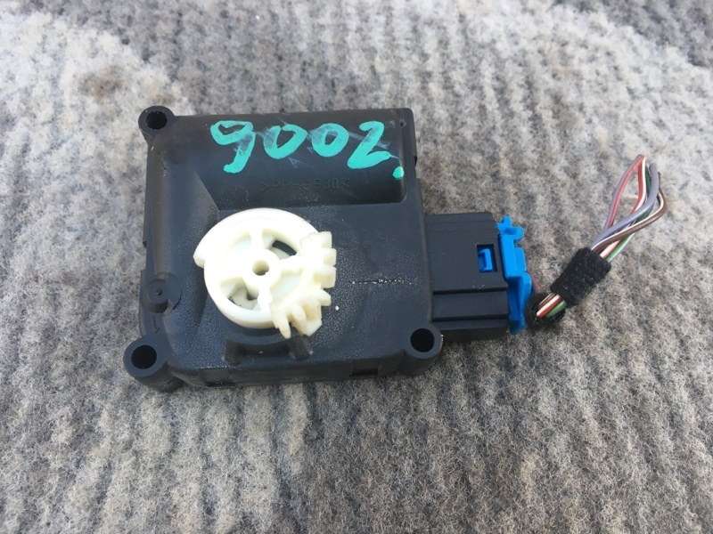 Моторчик заслонки отопителя печки на Audi A6 C6 4F / Ауди А6 С6 2006-2012г.\nОригинал.\nВ отличном состоянии, рабочий.\nГарантия на установку и проверку.\nОтправим в регионы ТК.\nПрименимость:\nAudi A6 [C6,4F] 2004-2011\nAudi Allroad quattro 2006-2012\nAu