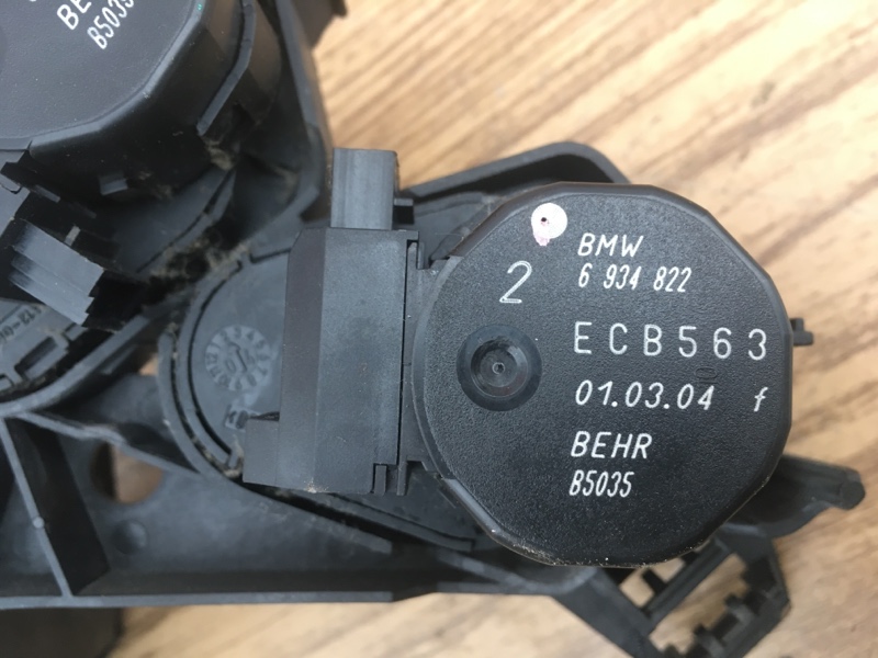 Моторчик привода заслонок печки на BMW 3 E46 / БМВ 3 E46 2001-2005г рестайлинг. Оригинал. В отличном состоянии. Без дефектов. Контрактная запчасть из Японии. Без пробега по РФ. Отправим в регионы ТК.