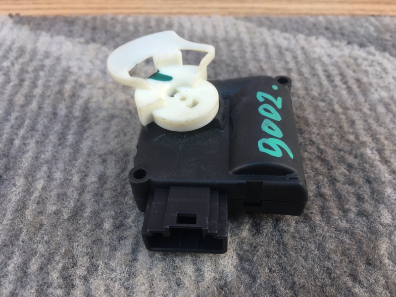 Моторчик заслонки отопителя печки на Audi A6 C6 4F / Ауди А6 С6 2006-2012г.\nОригинал.\nВ отличном состоянии, рабочий.\nГарантия на установку и проверку.\nОтправим в регионы ТК.\nПрименимость:\nAudi A6 [C6,4F] 2004-2011\nAudi Allroad quattro 2006-2012\nAu