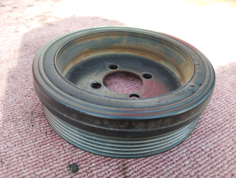 Шкив коленвала BMW N45B16 на BMW 1 E87 E81 / БМВ Е87 рестайлинг 2004-2011г\nОригинал.\nВ отличном состоянии. Без дефектов и повреждений.\nКонтрактная запчасть из Японии. Пробег 73000 км. Без пробега по РФ.\nГарантия на установку и проверку.\nОтправим в ре