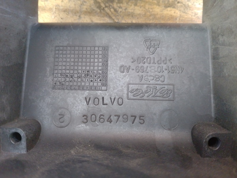 Воздухозаборник воздуховод передней панели\nна Volvo S40 II / Вольво С40 2 дорест 2004-2012г.\nОригинал.\nВ отличном состоянии. Без дефектов и повреждений, все крепления целые.\nГарантия на установку и проверку.\nКонтрактная запчасть из Японии.\nОтправим 