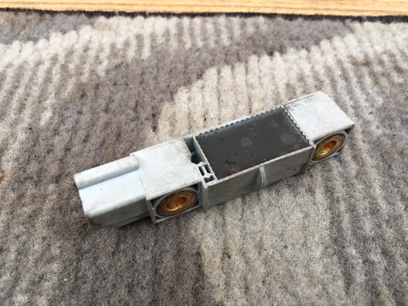 Датчик AIR BAG на Volvo XC70 I CROSS COUNTRY / Вольво ХС70 Кросс Кантри 2000-2007г.\nОригинал.\nВ отличном состоянии. Без дефектов, рабочий.\nКонтрактная запчасть из Японии.\nБез пробега по РФ.\nОтправим в регионы ТК.\nПрименимость:\nVolvo S60 2000-2009\n
