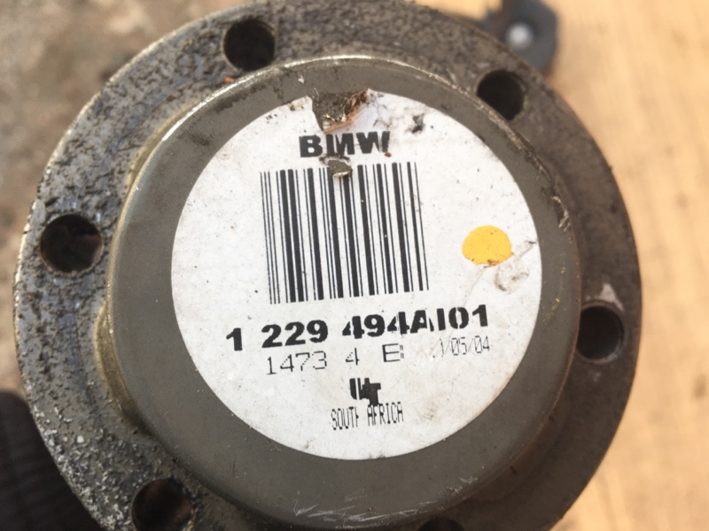 Кулак задний левый в сборе на BMW 3 E46 / БМВ 3 E46 2001-2005г рестайлинг.\nВ комплекте кулак, ступица, полуось, колодки ручного тормоза, пыльник тормозного диска. Оригинал.\nВ отличном состоянии.\nЦелый. Без дефектов.\nКонтрактная запчасть из Японии.\nГа