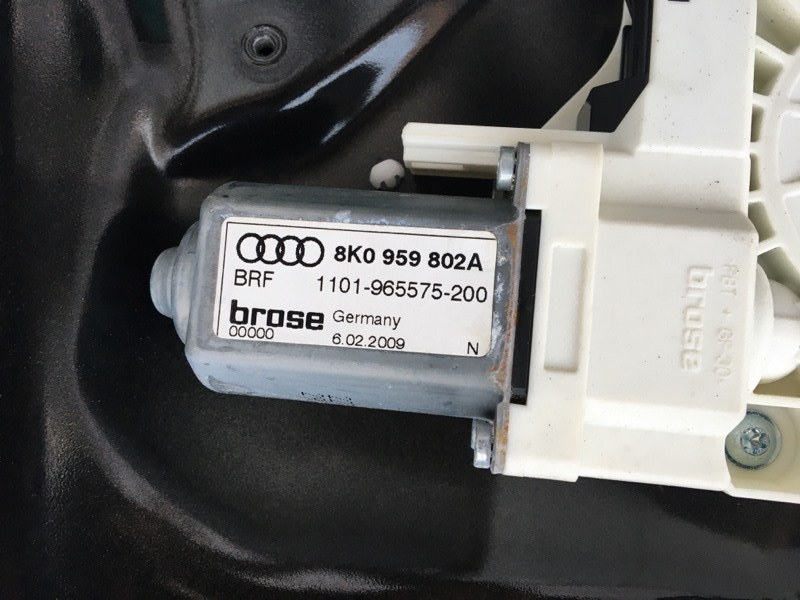 Дверь передняя правая на Audi A4 B8 / Ауди А4 Б8 2007-2015г.\nОригинал.\nВ отличном состоянии. Без дефектов. Без коррозии.\nДверь продается в сборе со стеклом, стеклоподъемником, блоком комфорта, ручкой двери.\nВсё как на фото.\nКонтрактная запчасть из Яп