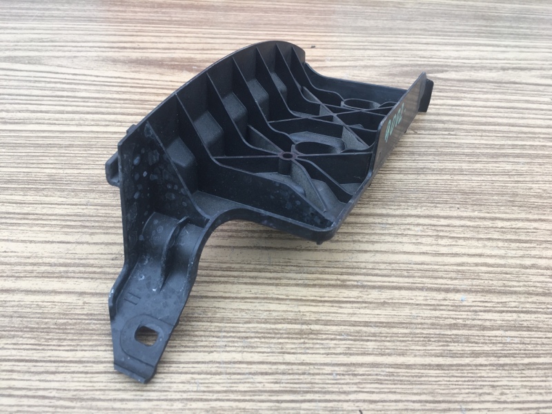 Направляющая заднего бампера правая на Audi A6 C6 4F / Ауди А6 С6 2006-2012г. Оригинал. В отличном состоянии. Целый. Без дефектов. Контрактная запчасть из Японии. Отправим в регионы ТК.