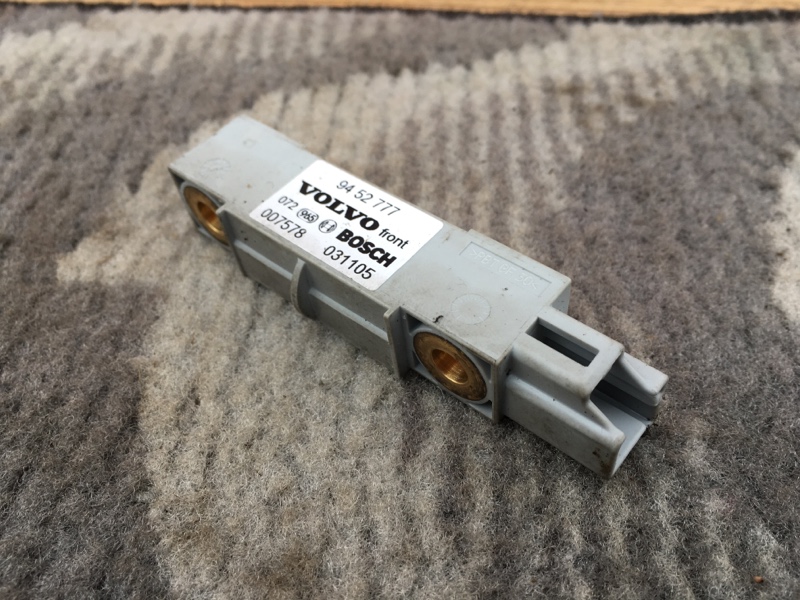 Датчик AIR BAG на Volvo XC70 I CROSS COUNTRY / Вольво ХС70 Кросс Кантри 2000-2007г.\nОригинал.\nВ отличном состоянии. Без дефектов, рабочий.\nКонтрактная запчасть из Японии.\nБез пробега по РФ.\nОтправим в регионы ТК.\nПрименимость:\nVolvo S60 2000-2009\n