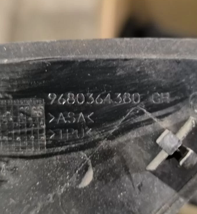 Накладка крыла Пежо 308