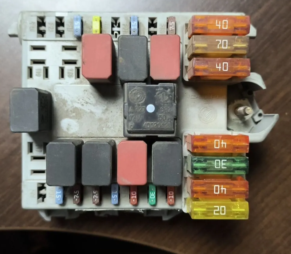 Блок предохранителей под капот Фиат Добло 1.3D