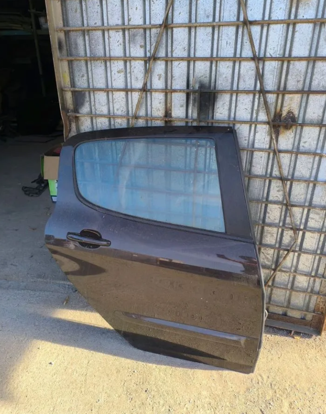 Задняя правая дверь пежо 308