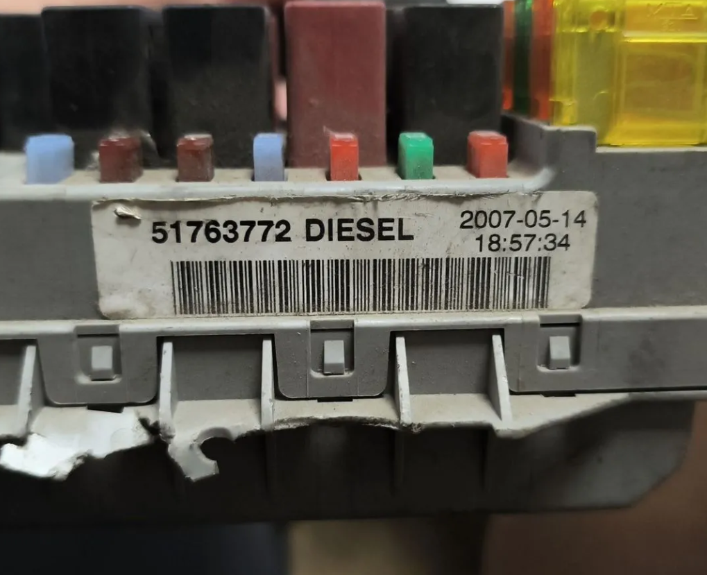 Блок предохранителей под капот Фиат Добло 1.3D