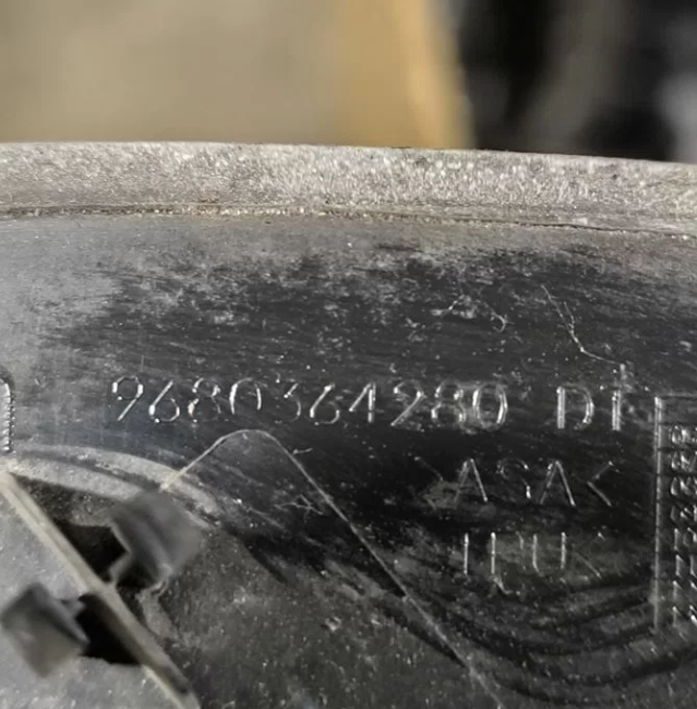 Накладка крыла Пежо 308