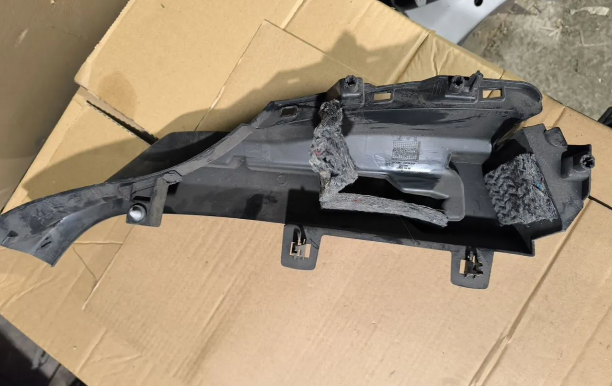 Накладка полки багажника правая Пежо 308