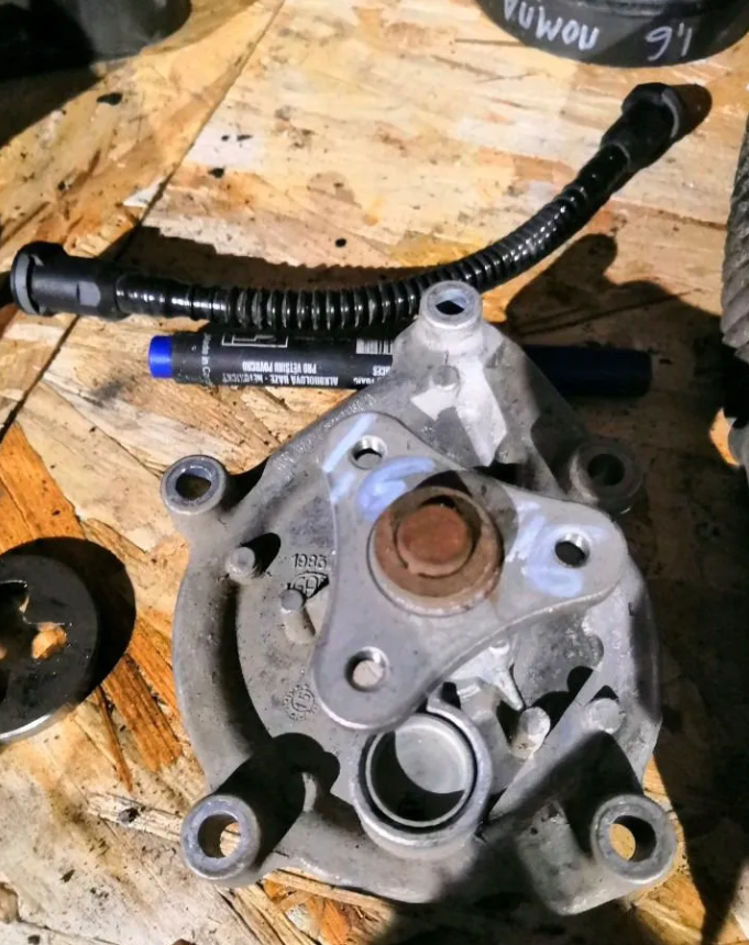 Помпа двигателя 1.6 ер6