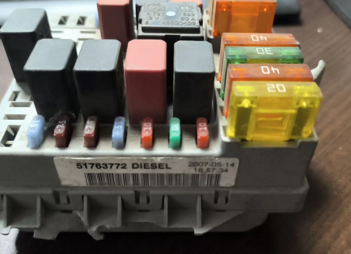 Блок предохранителей под капот Фиат Добло 1.3D