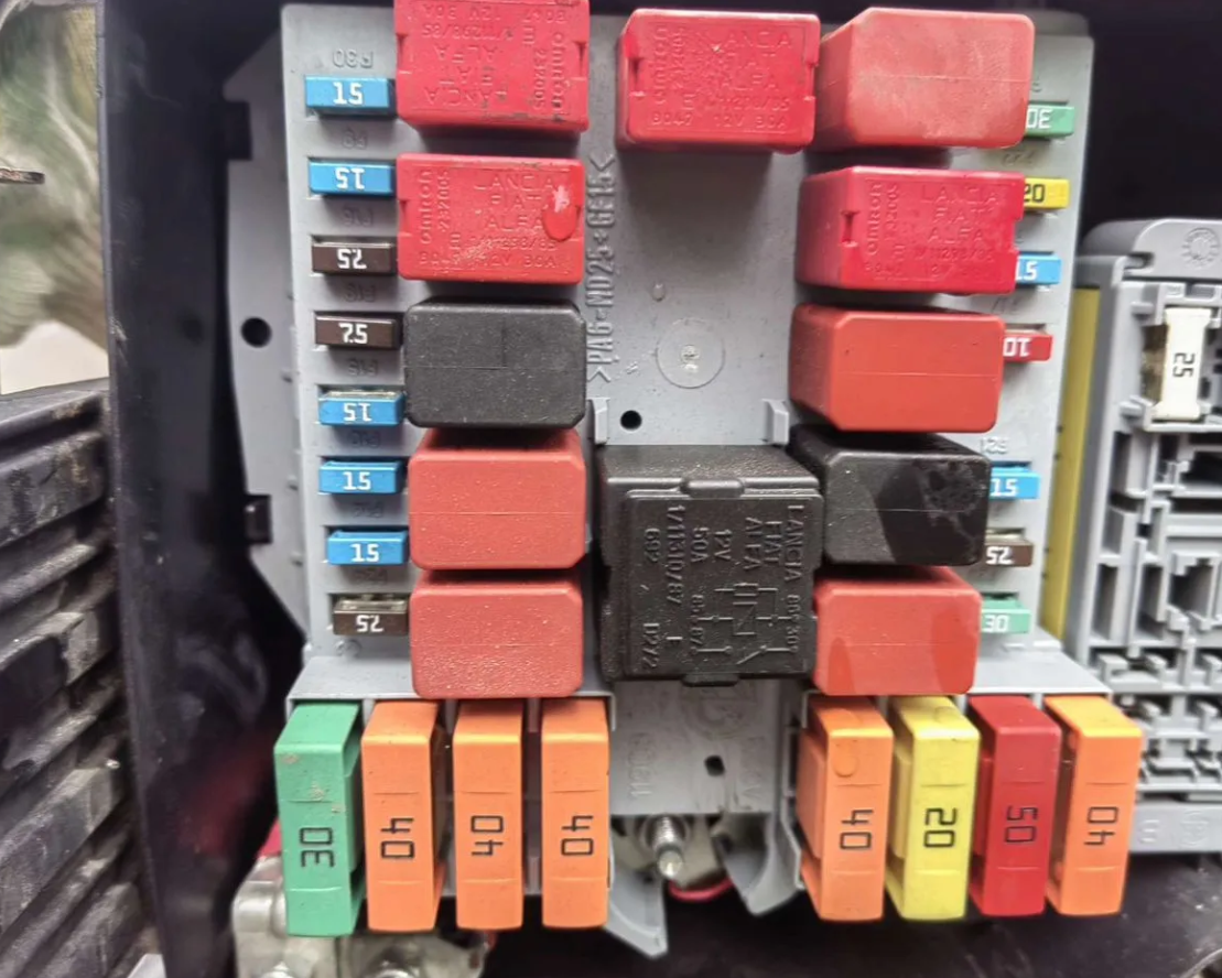 Блок предохранителей Пежо Боксер 290