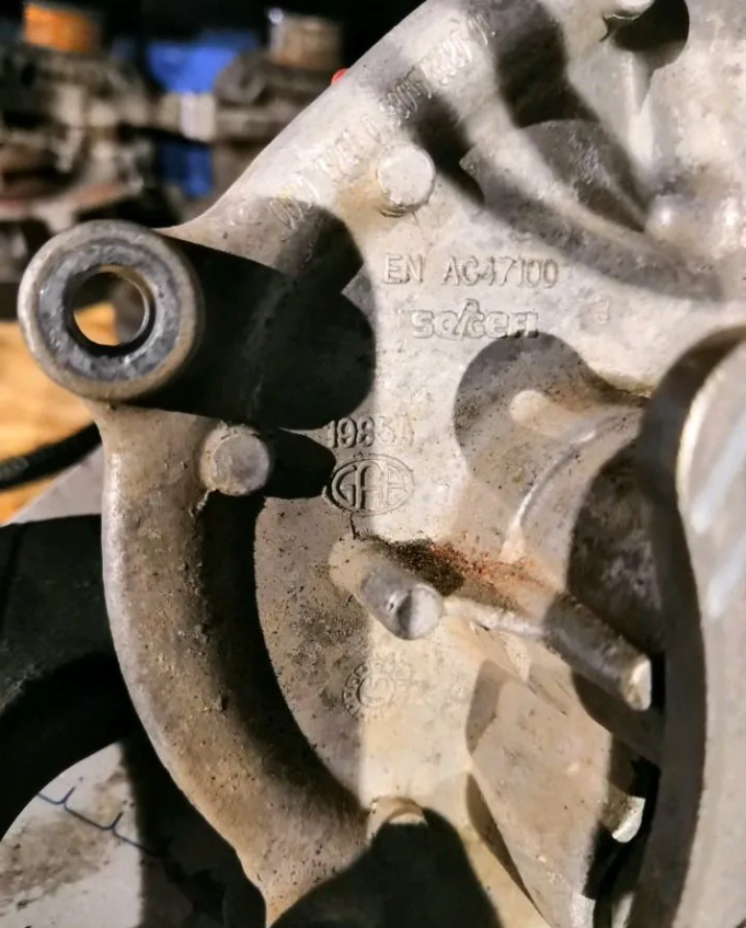 Помпа двигателя 1.6 ер6