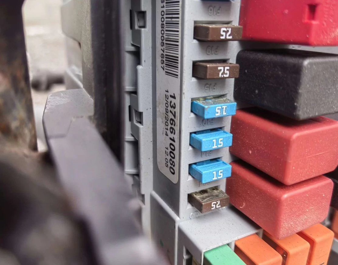 Блок предохранителей Пежо Боксер 290