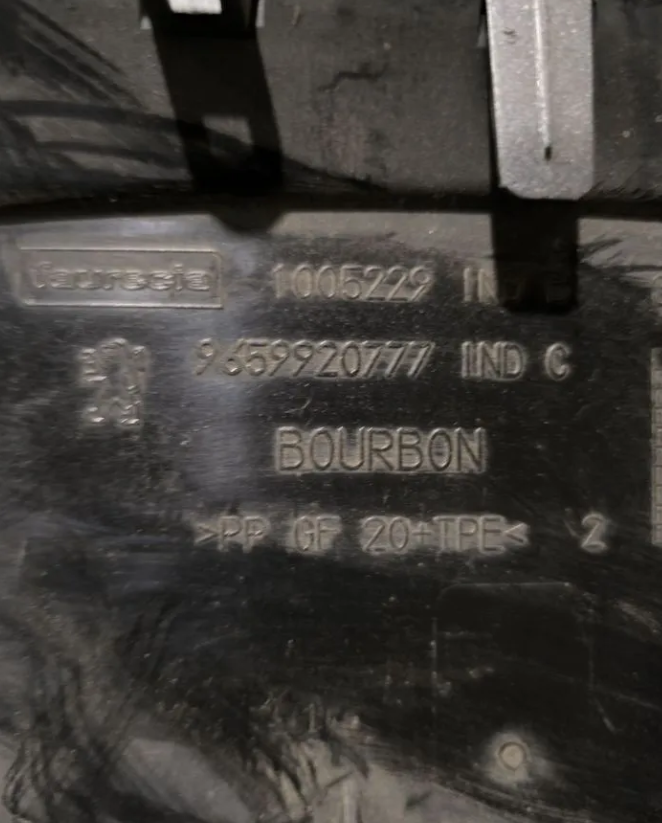 Полка ниша торпедо Пежо 308