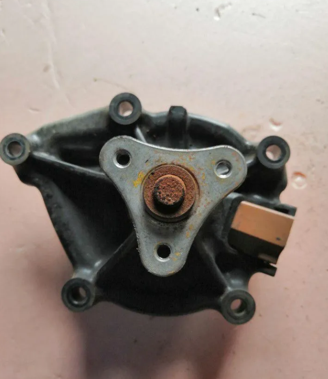 Помпа, водяной насос 1.6 ep6