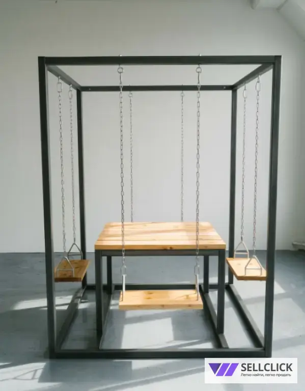 Стол с подвесными качелями