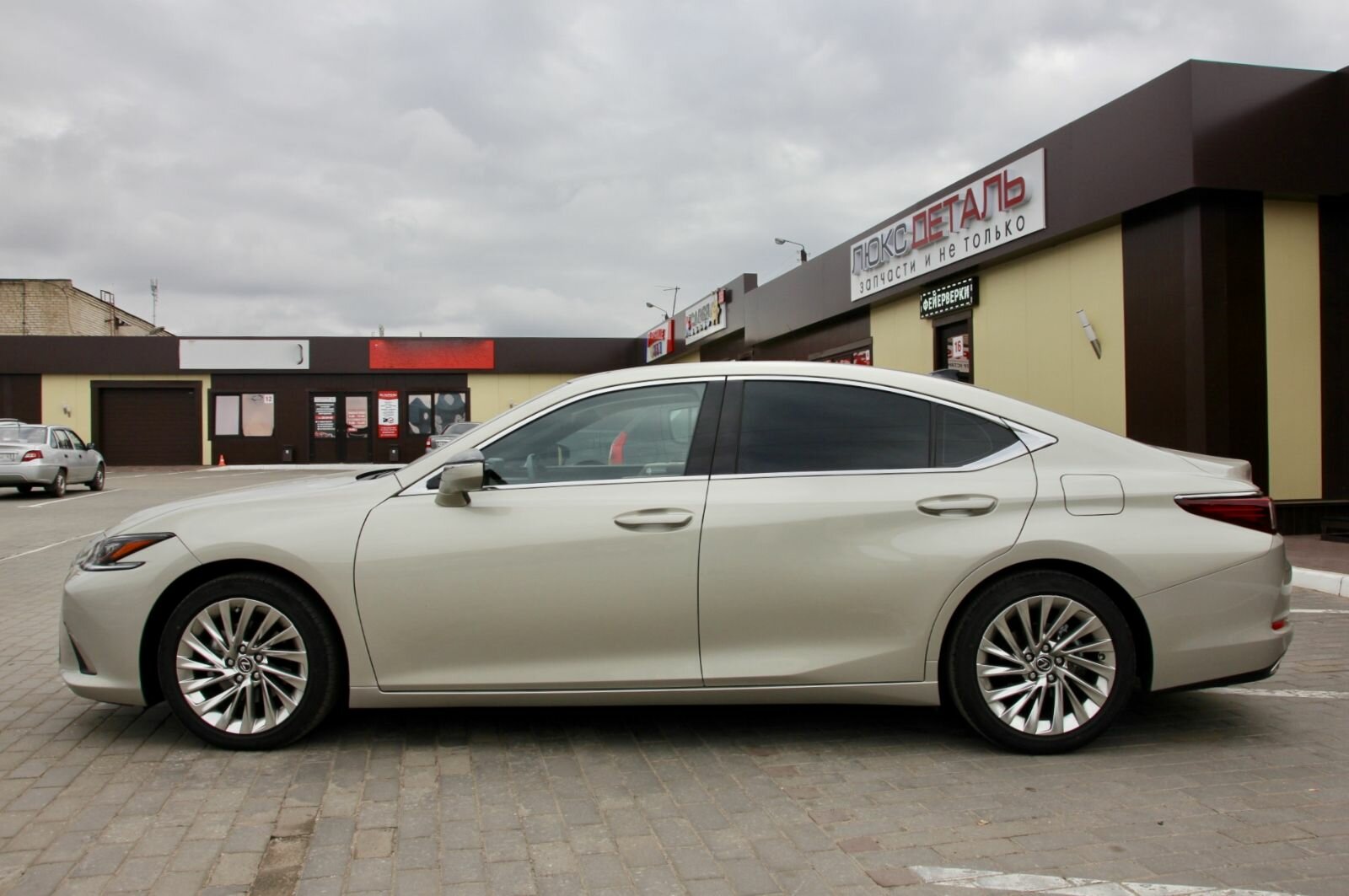 Lexus ES, VII Luxury Седан 2019 Бежевый 350 3.5 AT (249 л.с.) 35553 км