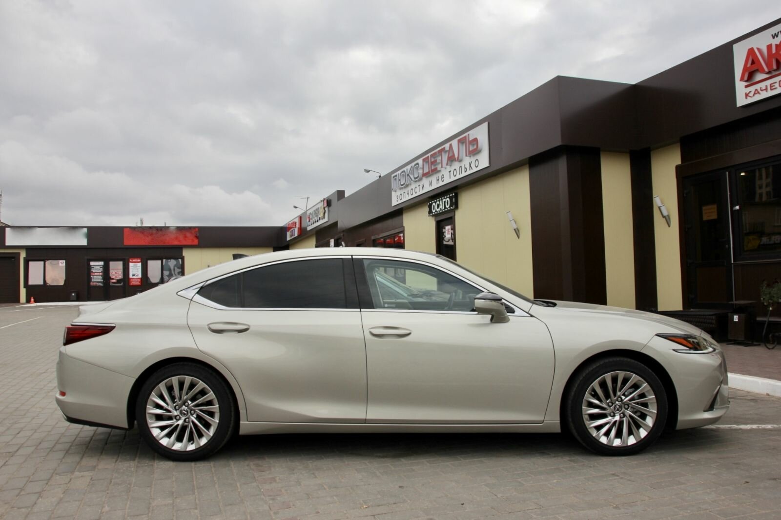 Lexus ES, VII Luxury Седан 2019 Бежевый 350 3.5 AT (249 л.с.) 35553 км