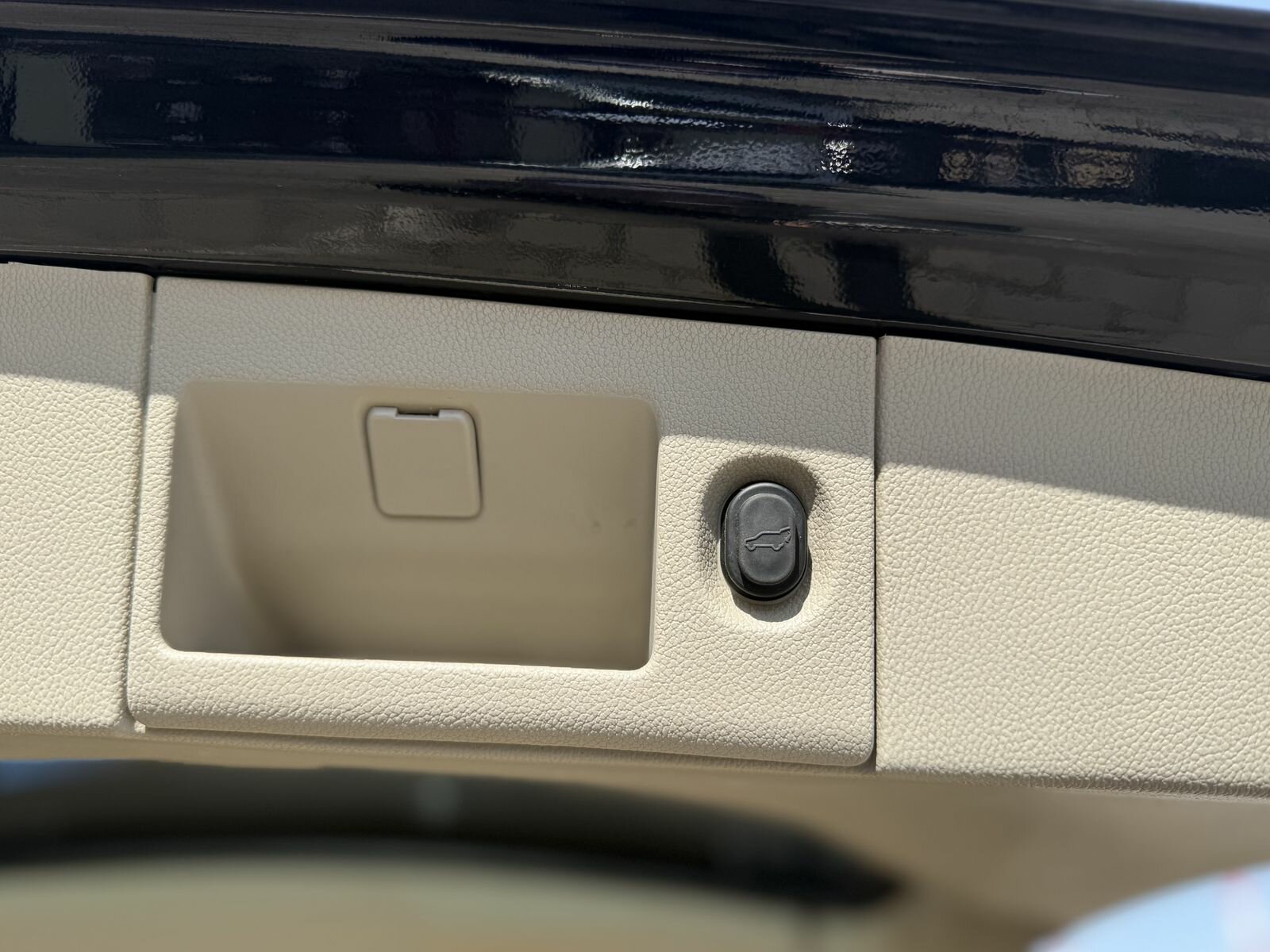 Cadillac Escalade, IV Platinum Внедорожник 5 дв. 2015 Черный 6.2 AT (409 л.с.) 4WD 98001 км