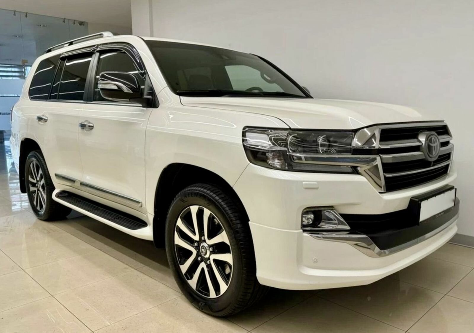Toyota Land Cruiser, 200 Series Рестайлинг 2 Люкс Safety (7 мест) Внедорожник 5 дв. 2019 Белый 4.5d AT (249 л.с.) 4WD 134000 км