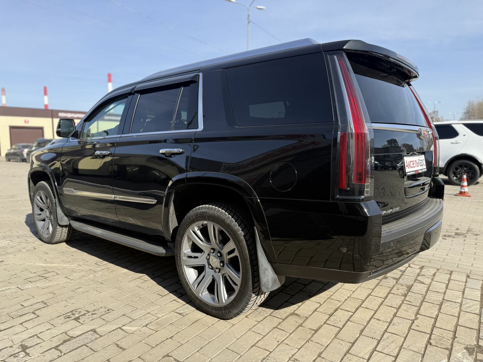 Cadillac Escalade, IV Platinum Внедорожник 5 дв. 2015 Черный 6.2 AT (409 л.с.) 4WD 98001 км