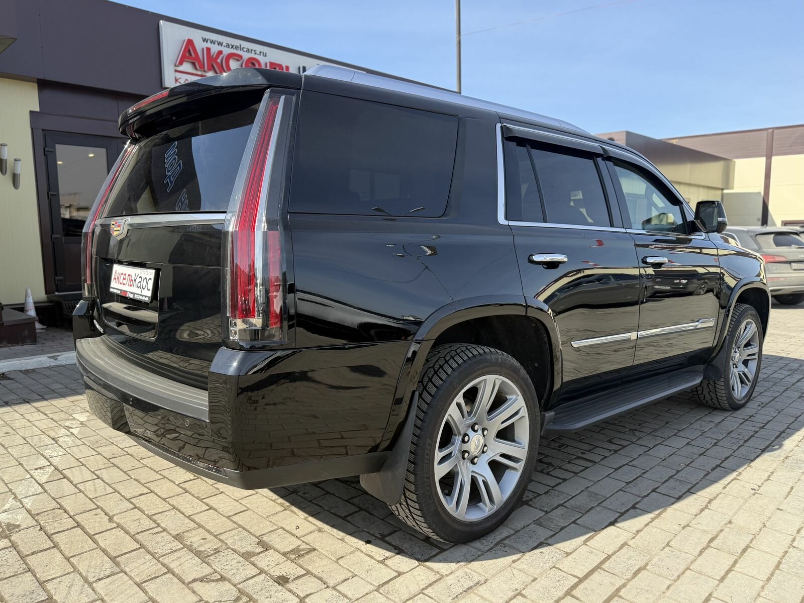 Cadillac Escalade, IV Platinum Внедорожник 5 дв. 2015 Черный 6.2 AT (409 л.с.) 4WD 98001 км