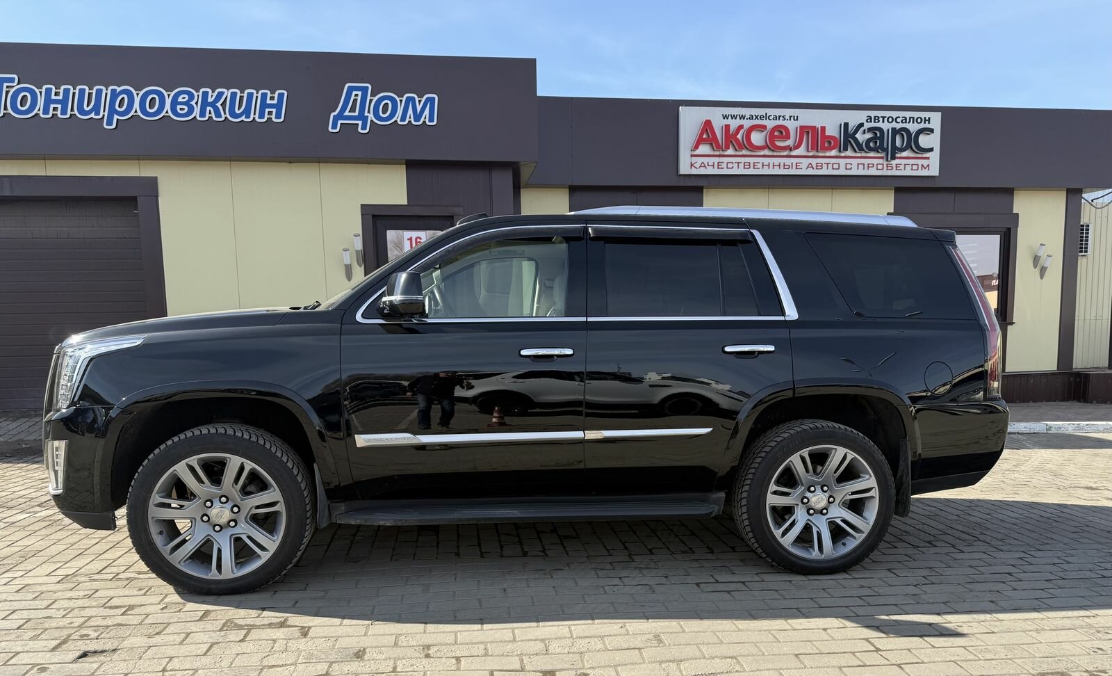 Cadillac Escalade, IV Platinum Внедорожник 5 дв. 2015 Черный 6.2 AT (409 л.с.) 4WD 98001 км
