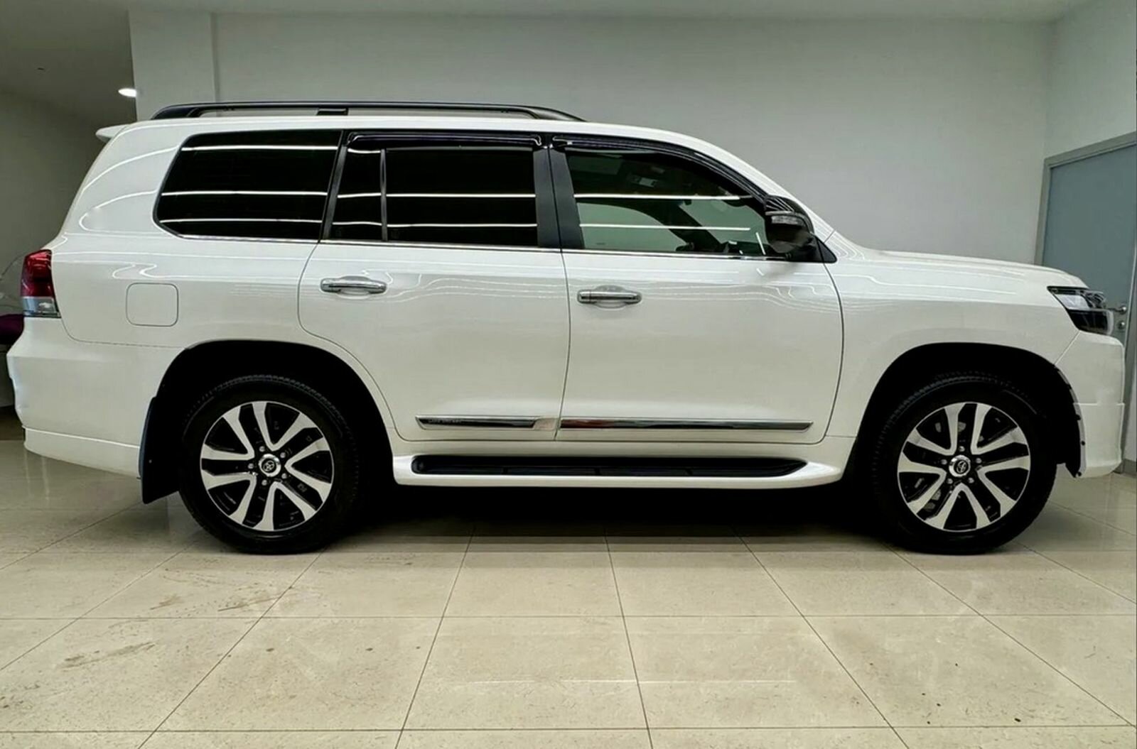 Toyota Land Cruiser, 200 Series Рестайлинг 2 Люкс Safety (7 мест) Внедорожник 5 дв. 2019 Белый 4.5d AT (249 л.с.) 4WD 134000 км