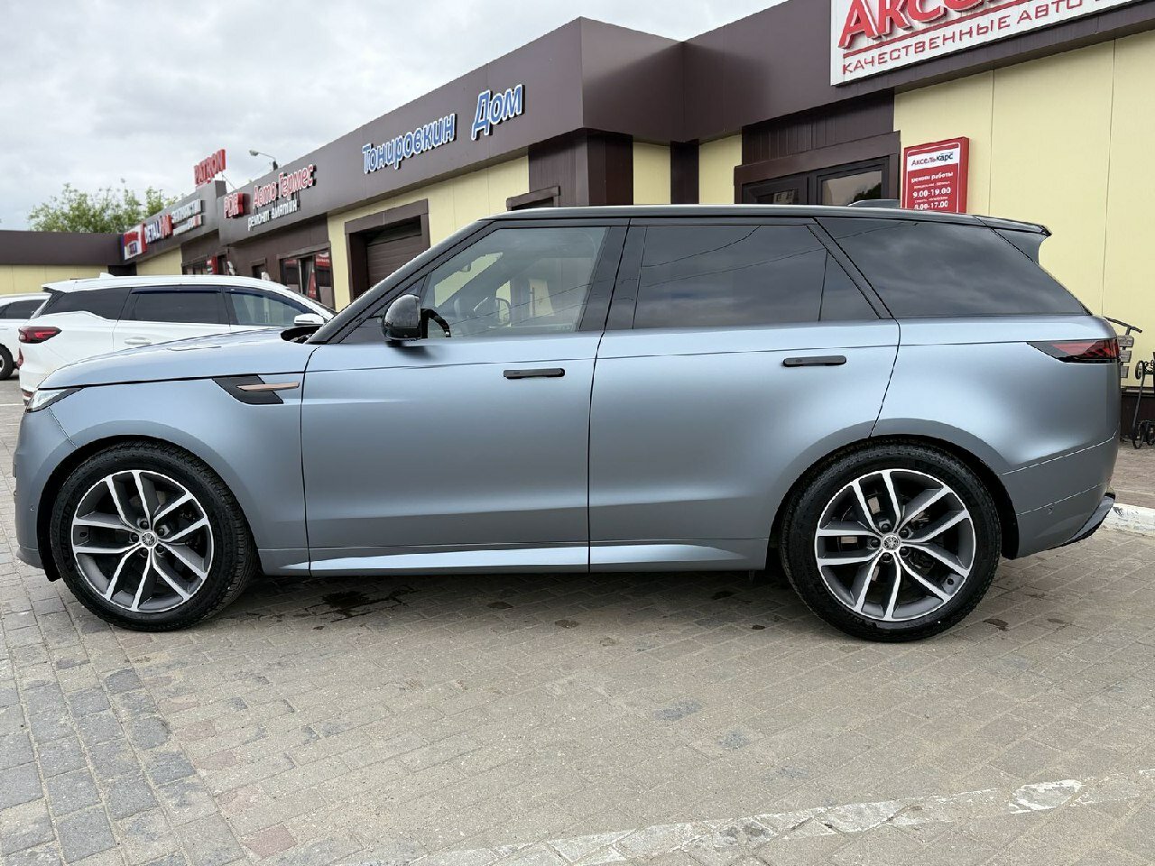 Land Rover Range Rover Sport, III Dynamic SE Внедорожник 5 дв. 2024 Черный D250 3.0d AT (249 л.с.) 4WD 3773 км