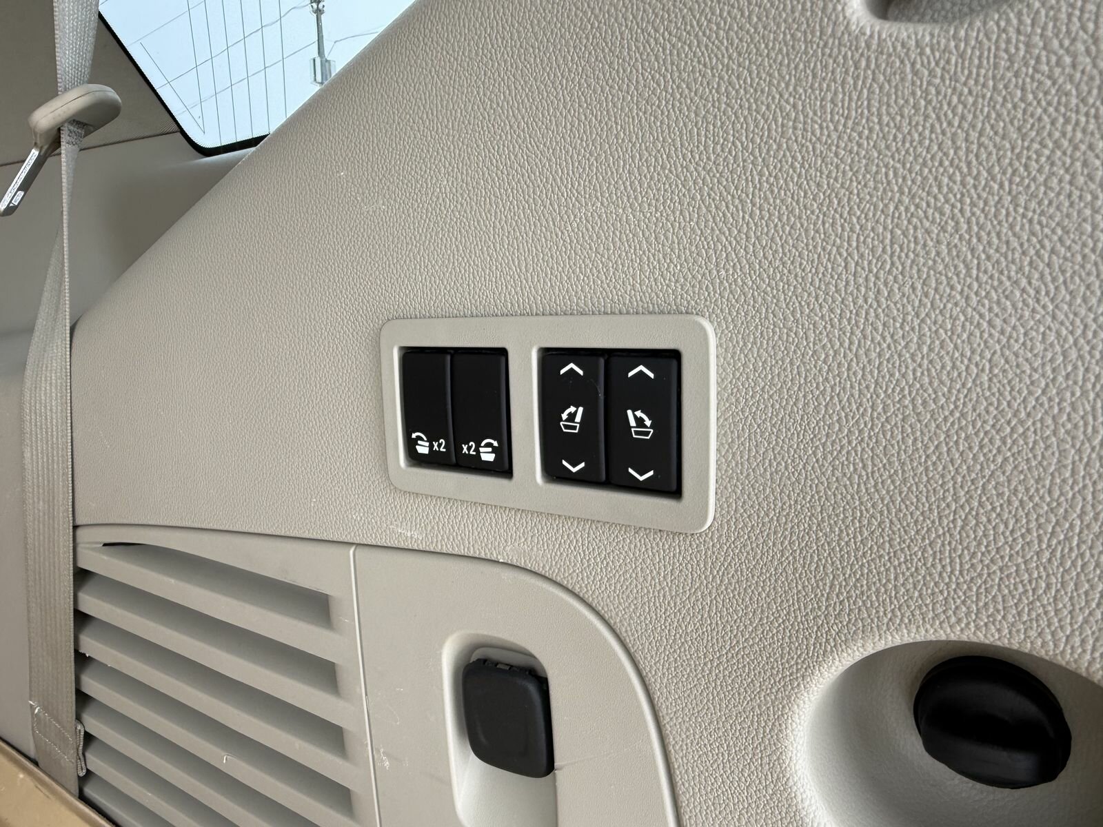 Cadillac Escalade, IV Platinum Внедорожник 5 дв. 2015 Черный 6.2 AT (409 л.с.) 4WD 98001 км